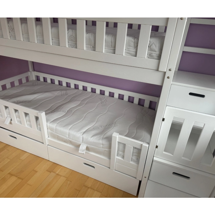 Łóżko piętrowe ze schodami zapewniające bezpieczne wejście